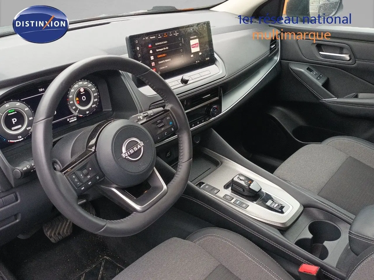 Intérieur du Nissan Qashqai e-POWER 2025 vu côté conducteur, avec tableau de bord numérique et console centrale moderne.