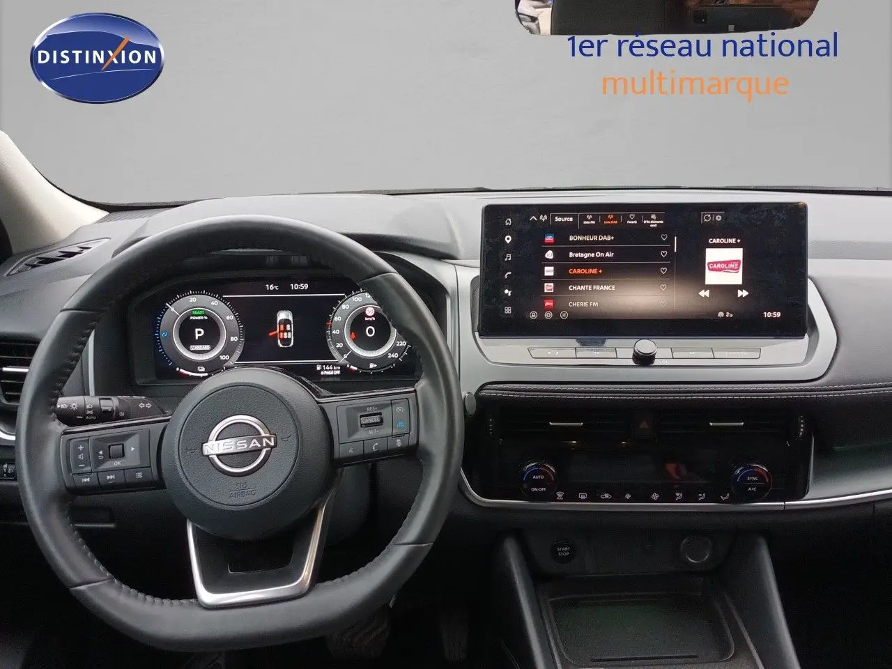 Vue intérieure du tableau de bord du Nissan Qashqai e-POWER 2025 avec volant noir et écran tactile central lumineux.