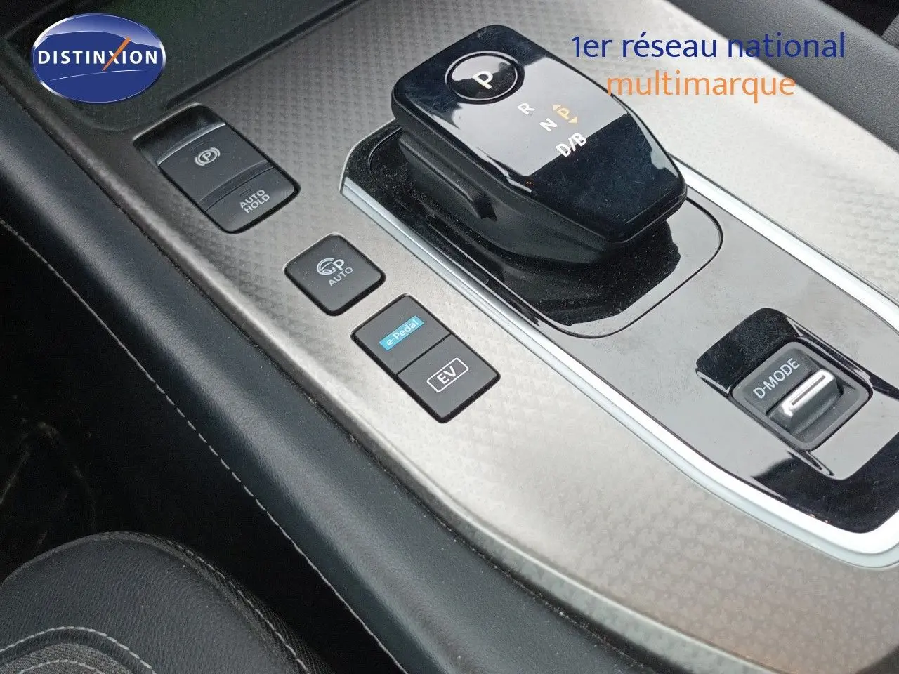 Gros plan sur la console centrale du Nissan Qashqai e-POWER 2025, avec levier de vitesse et boutons de commande en finition noire.
