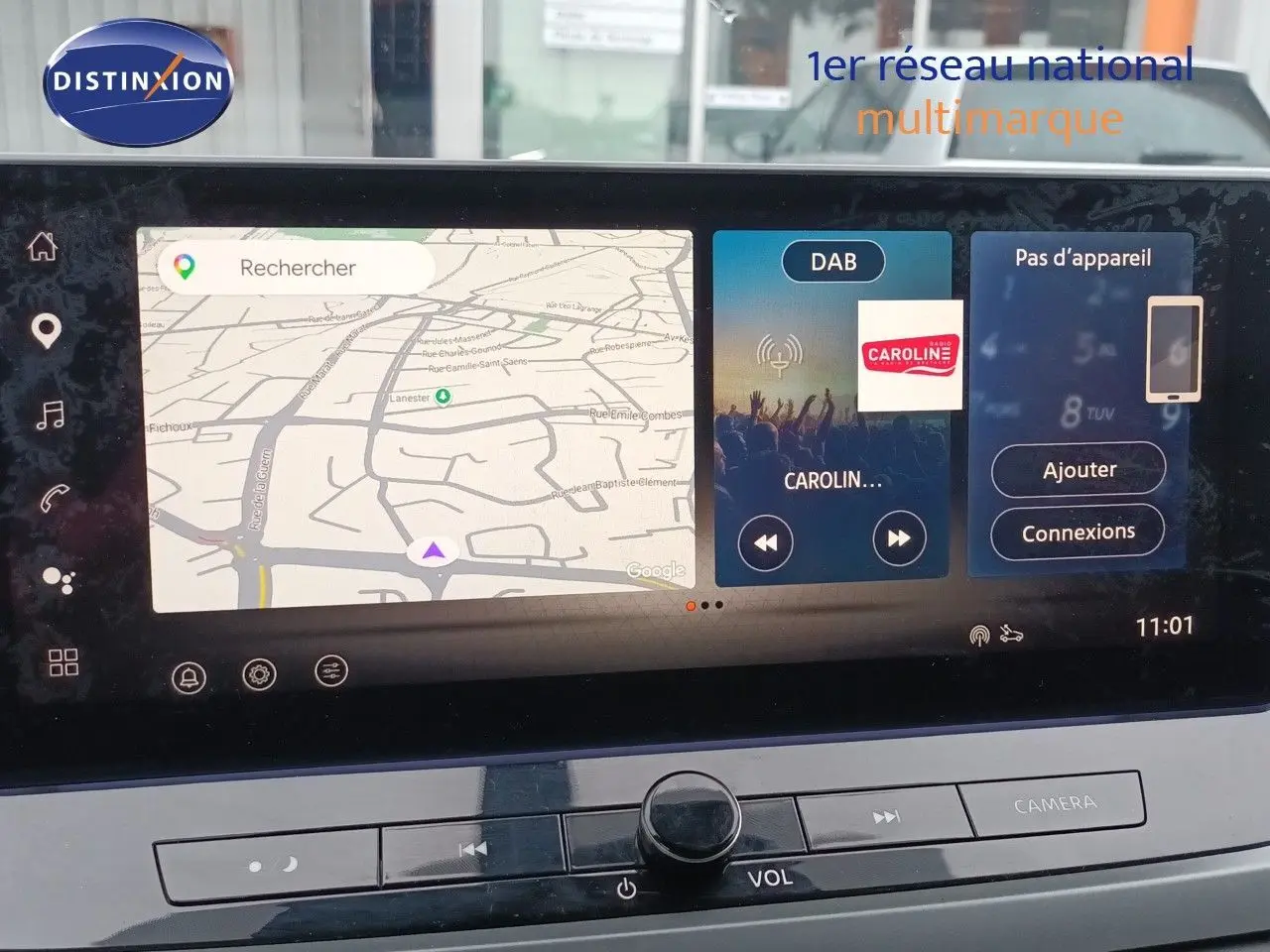 Écran tactile central du Nissan Qashqai e-POWER 2025 affichant la navigation, la radio DAB et les options de connexion smartphone.