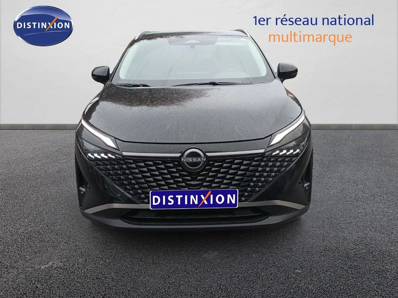 Vue avant d'un Nissan Qashqai e-POWER 2025 noir Kuro Metal avec calandre texturée et phares LED distinctifs.