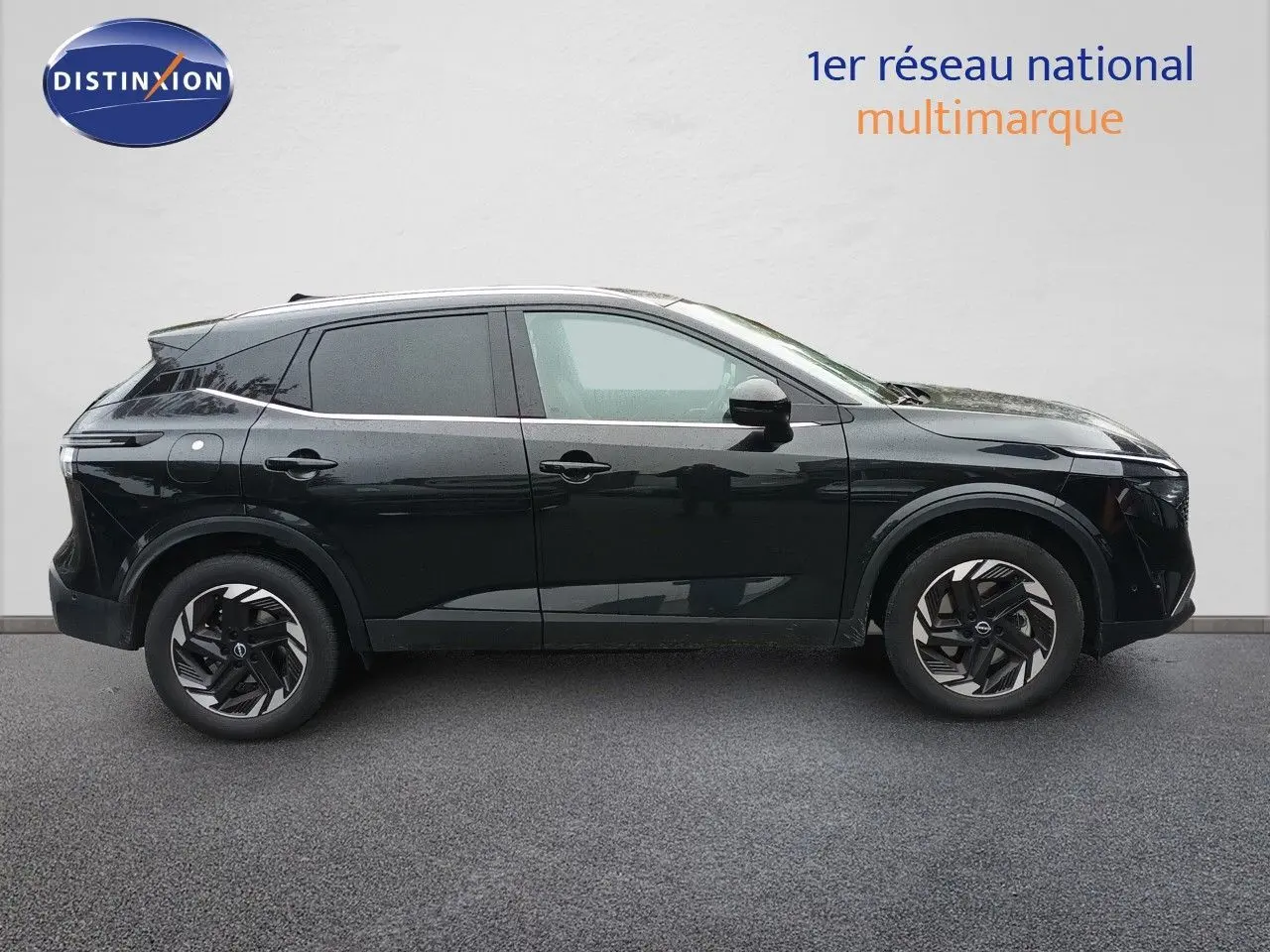 Vue de profil côté gauche du Nissan Qashqai e-POWER 2025 en noir Kuro Metal avec jantes modernes et vitres teintées.