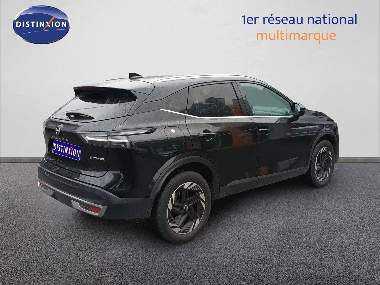 Vue 3/4 arrière droite d'un Nissan Qashqai e-POWER 2025 noir Kuro Metal avec jantes stylisées et feux LED fins.