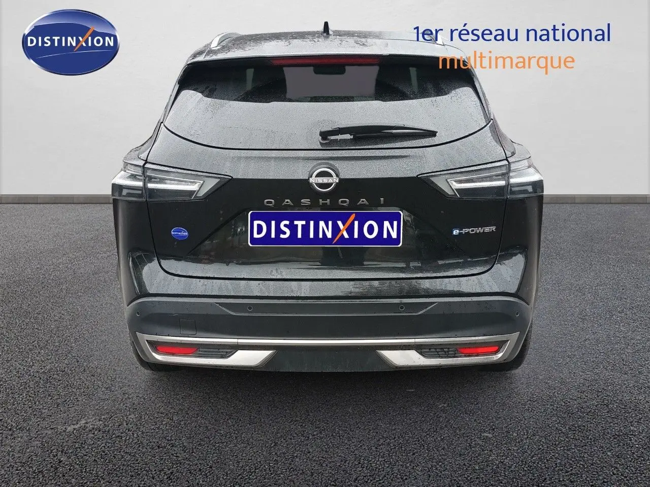 Vue arrière du Nissan Qashqai e-POWER 2025 noir Kuro Metal avec feux LED et logo distinctif e-POWER.