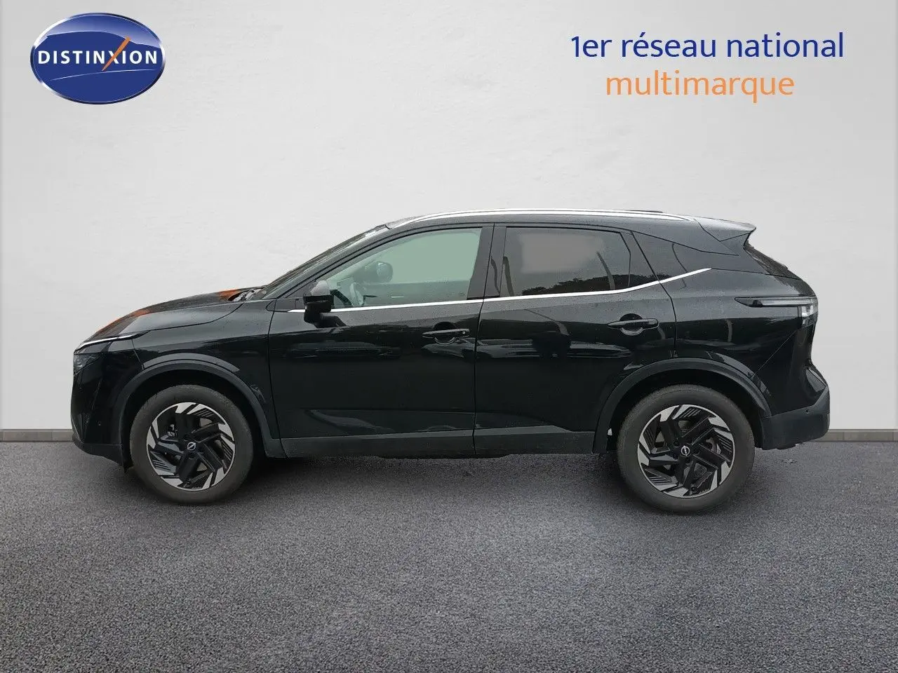 Profil côté gauche du Nissan Qashqai e-POWER 2025 noir Kuro Metal avec jantes stylisées et ligne de chrome distinctive.