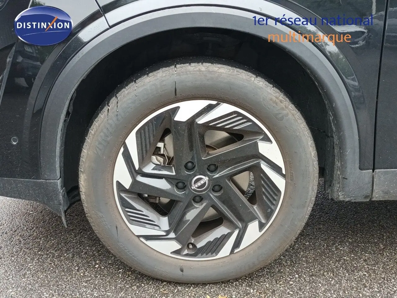 Gros plan sur la roue avant gauche noire Kuro Metal du Nissan Qashqai e-POWER 2025 avec jante au design moderne bicolore.