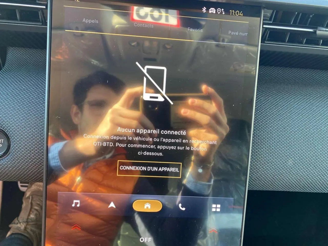 Écran tactile central du Citroën C5 Aircross 2026, affichant la connexion Bluetooth, avec reflet d'une personne prenant la photo.
