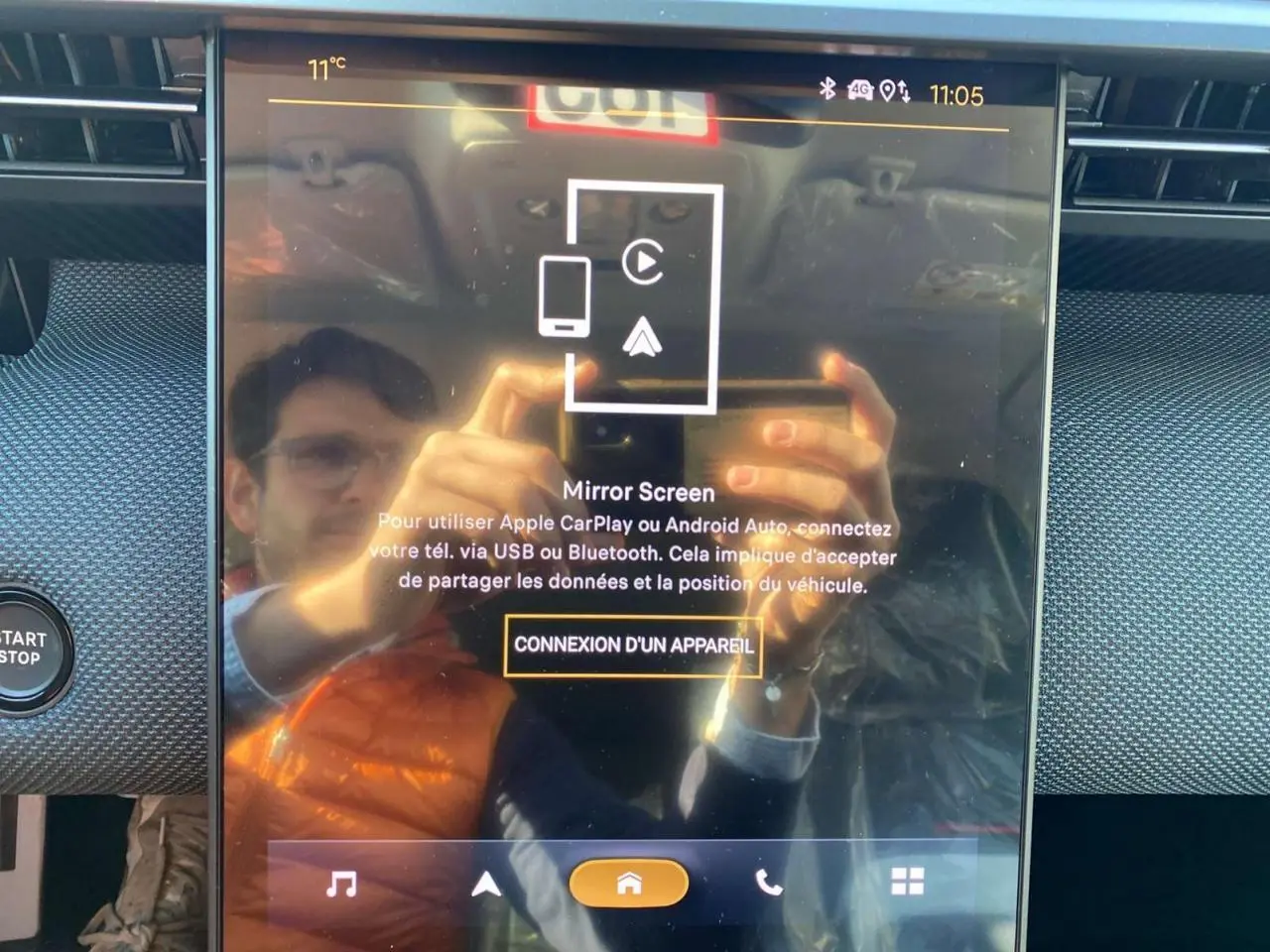 Écran tactile central du Citroën C5 Aircross 2026 affichant la connexion Apple CarPlay, avec reflet d'une personne.