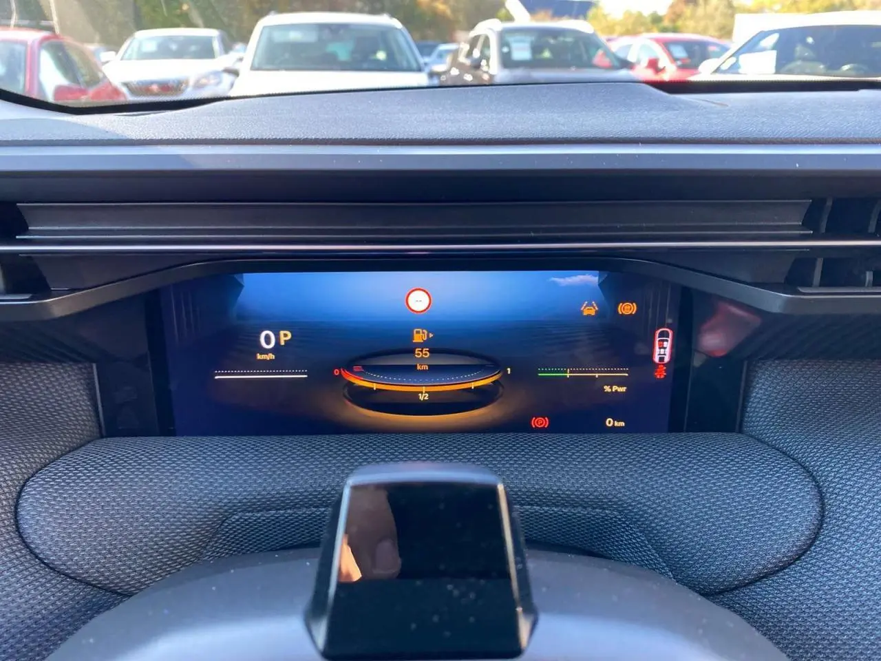 Affichage numérique du tableau de bord du Citroën C5 Aircross hybride, montrant l'autonomie et les alertes de conduite.