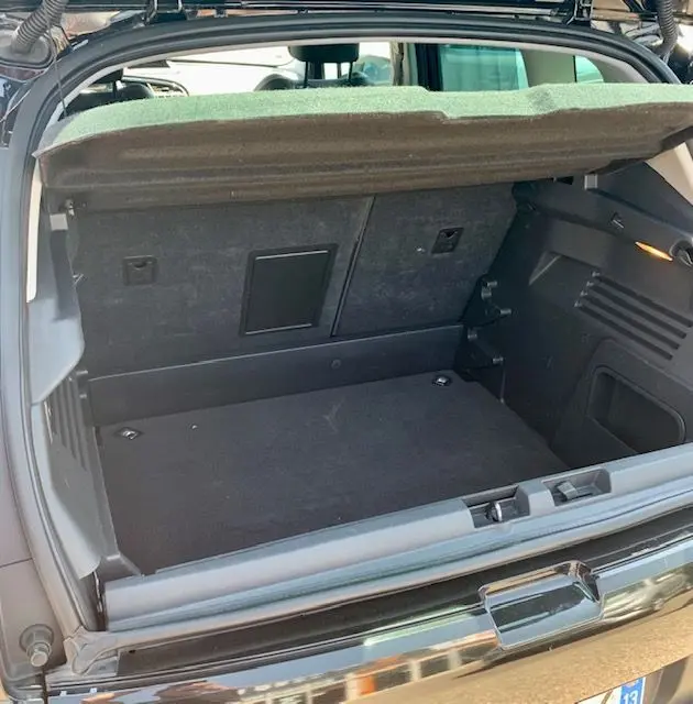 Coffre ouvert du Peugeot 3008 noir 2014, vue arrière montrant l'espace de chargement et la tablette cache-bagages.