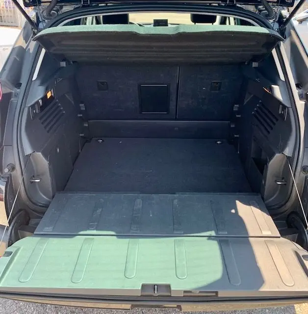 Coffre ouvert en vue arrière du Peugeot 3008 noir 1.6 HDI115 Allure 2014, montrant un espace de chargement spacieux.