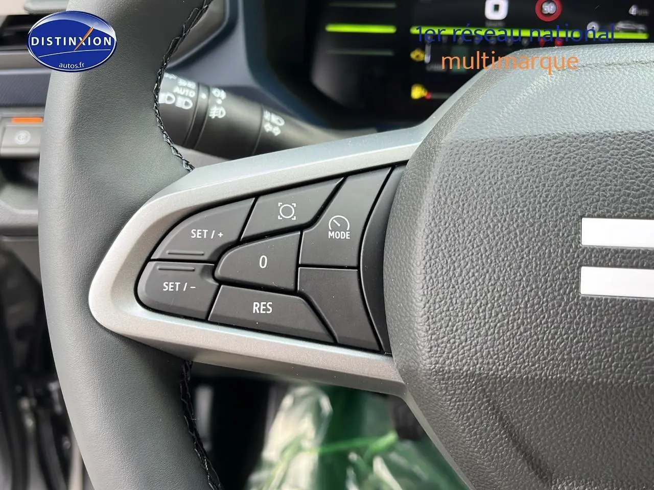 Gros plan sur les commandes multifonctions côté gauche du volant du Dacia Duster 2025 gris schiste.