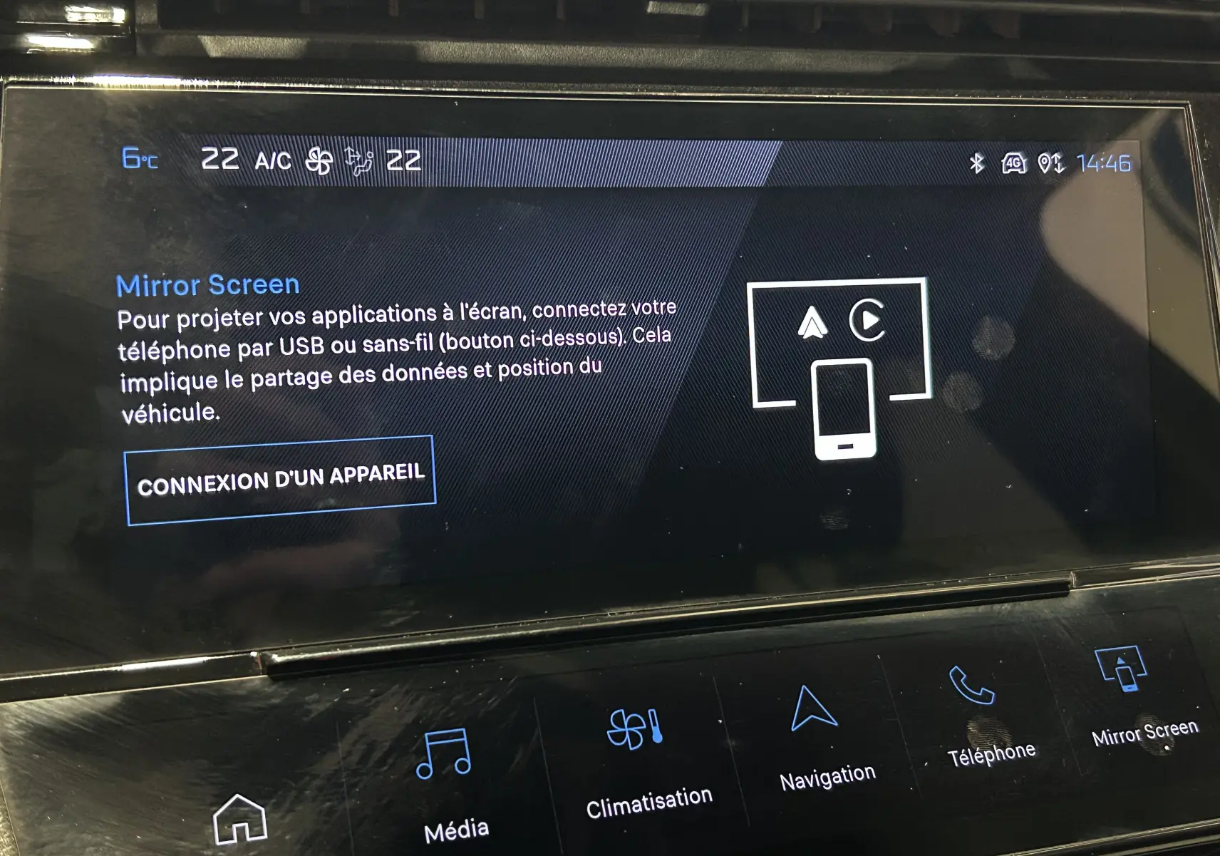 Écran tactile central de la Peugeot 308 rouge 2024 montrant l'interface Mirror Screen avec options connectivité et climatisation.