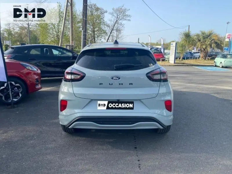 Vue arrière d'un Ford Puma gris Cactus 2026 avec feux arrière LED et lunette arrière surteintée.