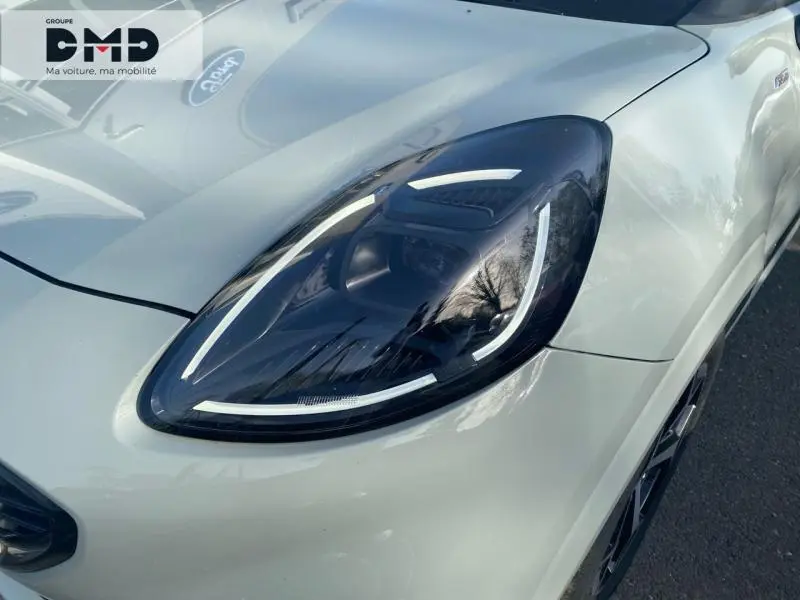 Gros plan sur le phare avant droit du Ford Puma gris Cactus, mettant en valeur son design LED distinctif.