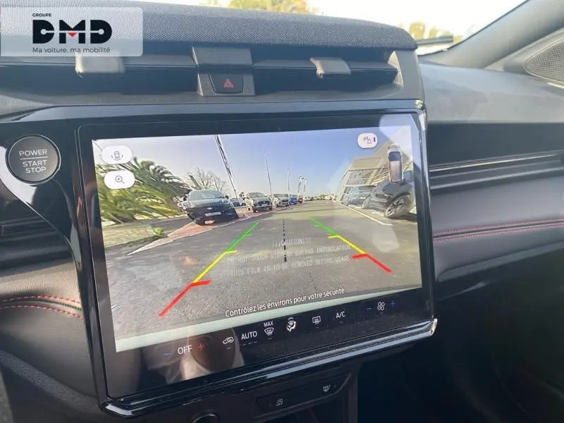 Vue intérieure du tableau de bord du Ford Puma 2026, écran tactile affichant la caméra de recul avec guidage coloré.
