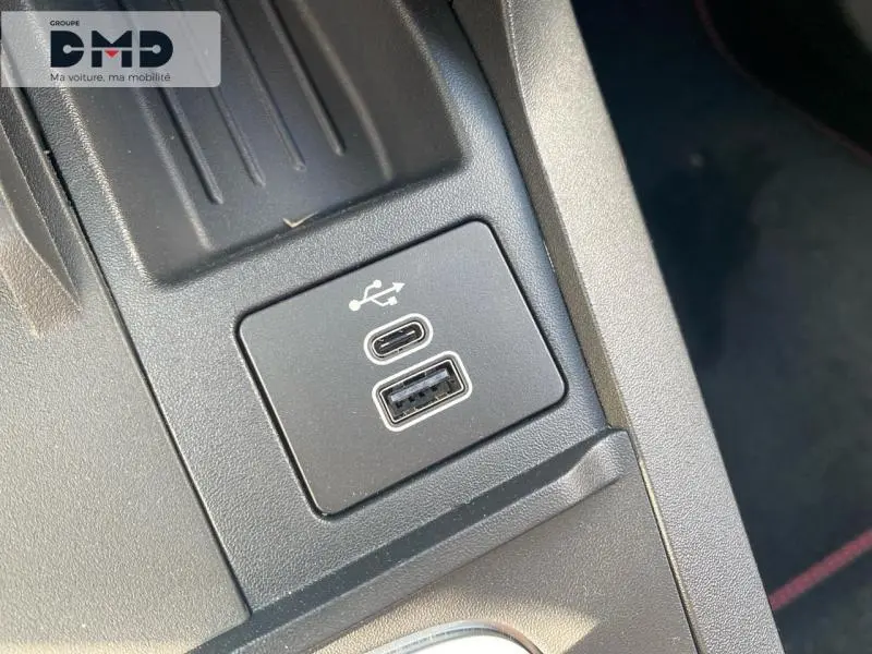 Gros plan sur les ports USB-C et USB-A intégrés dans la console centrale du Ford Puma gris Cactus.