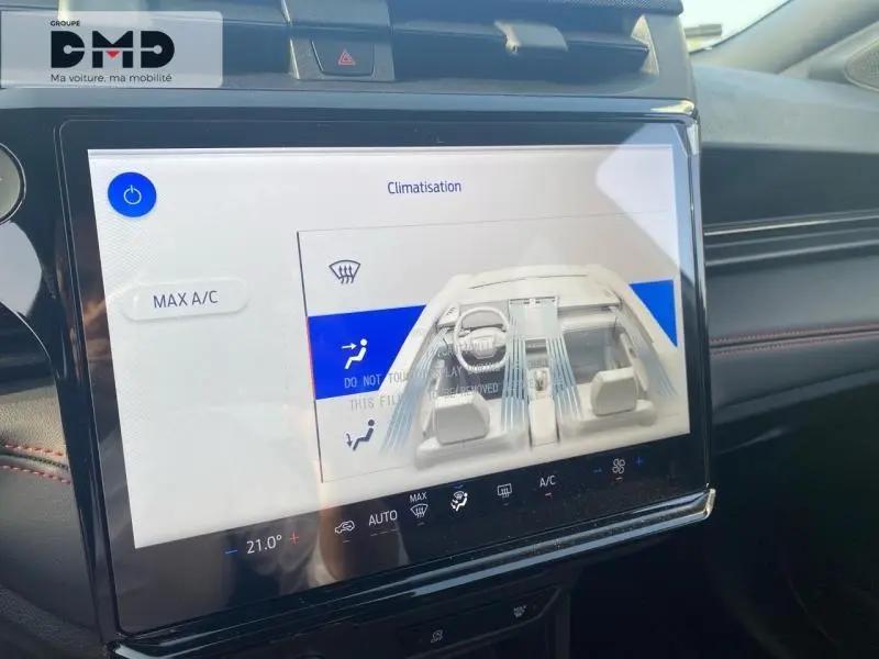 Vue rapprochée de l’écran tactile du Ford Puma 2026 gris, affichant les réglages de climatisation intérieure.