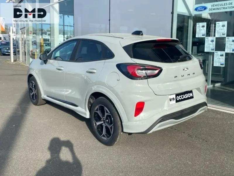 Vue 3/4 arrière droite d'un Ford Puma gris cactus avec jantes alu noires et vitres arrière surteintées.