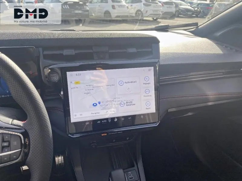 Vue intérieure du tableau de bord du Ford Puma 2026, écran tactile central avec navigation, volant multifonction partiel visible.