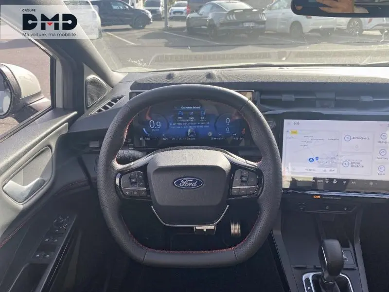 Vue intérieure centrée sur le volant multifonction noir avec surpiqûres rouges du Ford Puma 2026.