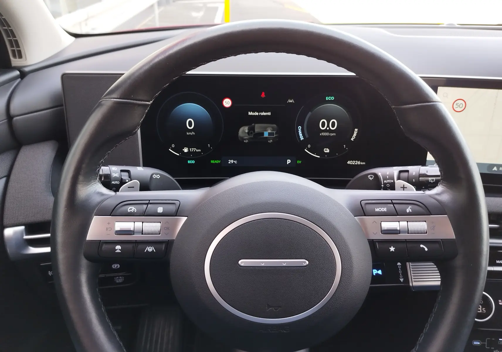 Vue rapprochée du volant noir du Hyundai Tucson 2024 avec tableau de bord numérique affichant les informations de conduite.