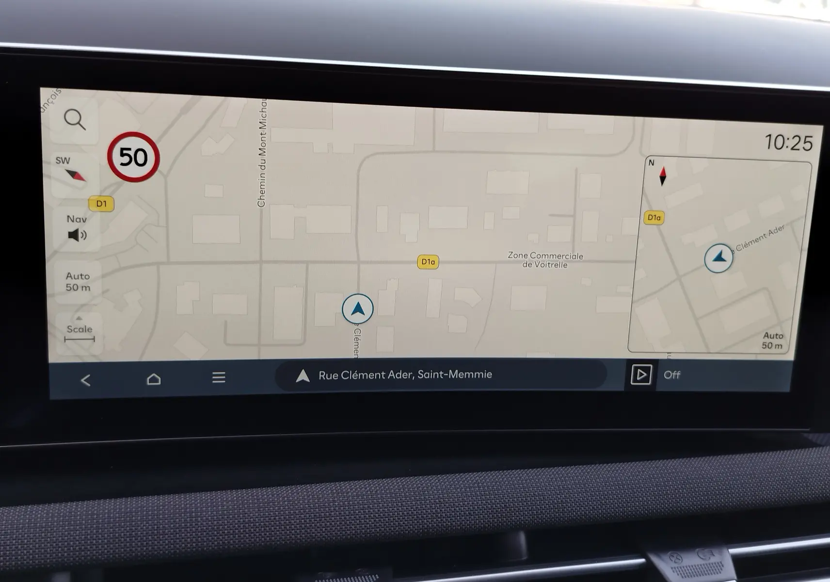 Écran tactile du système de navigation du Hyundai Tucson 2024 affichant une carte avec indication de vitesse à 50 km/h.