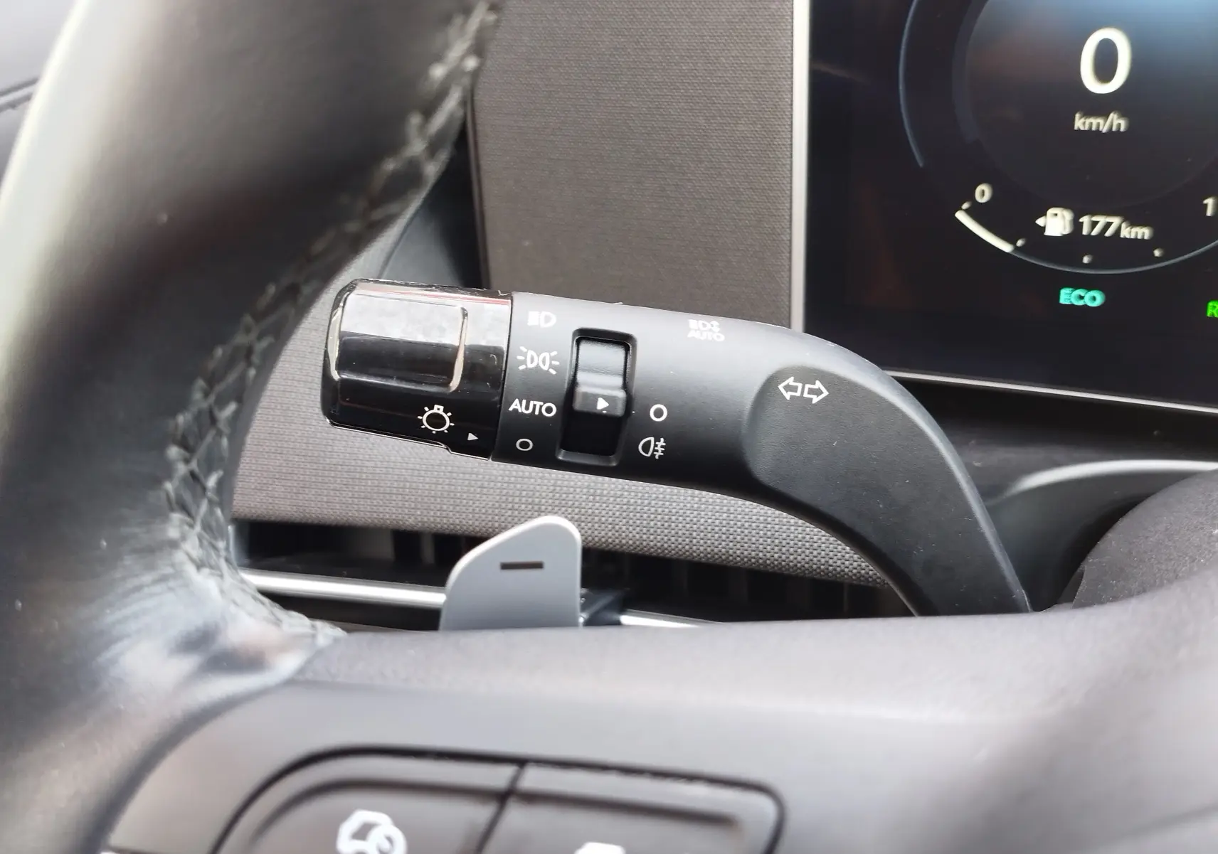 Gros plan sur la manette de commande des phares et clignotants côté gauche du volant dans un Hyundai Tucson 2024.