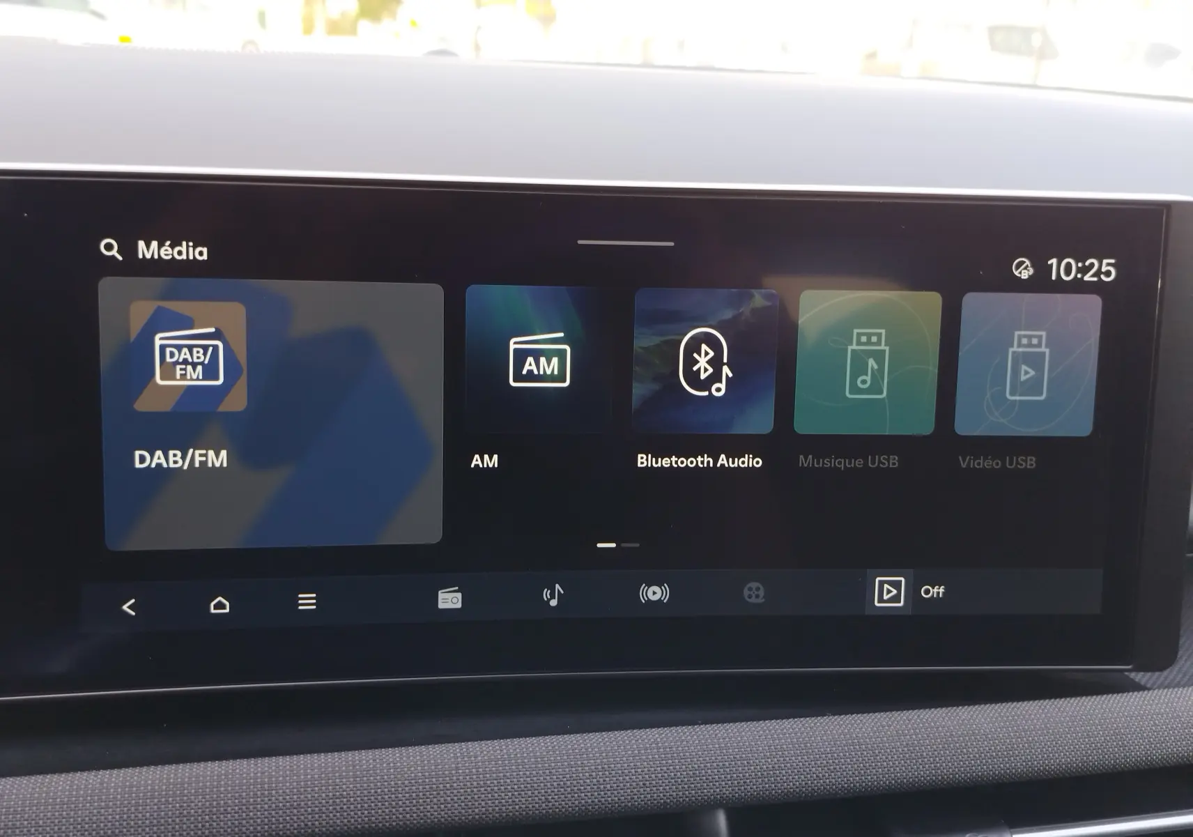 Écran tactile multimédia du Hyundai Tucson 2024 affichant les options DAB/FM, AM, Bluetooth Audio, Musique et Vidéo USB.