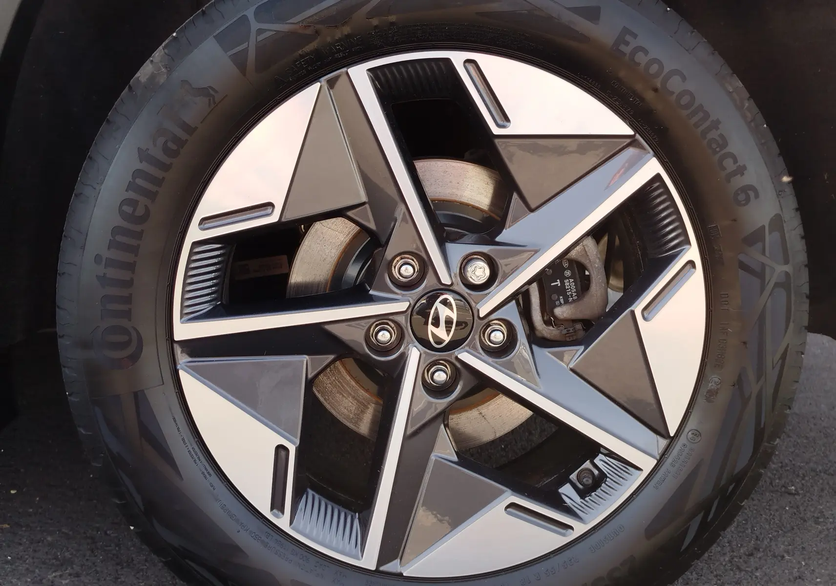 Gros plan sur la jante alliage bicolore du Hyundai Tucson 2024, soulignant le logo Hyundai au centre.