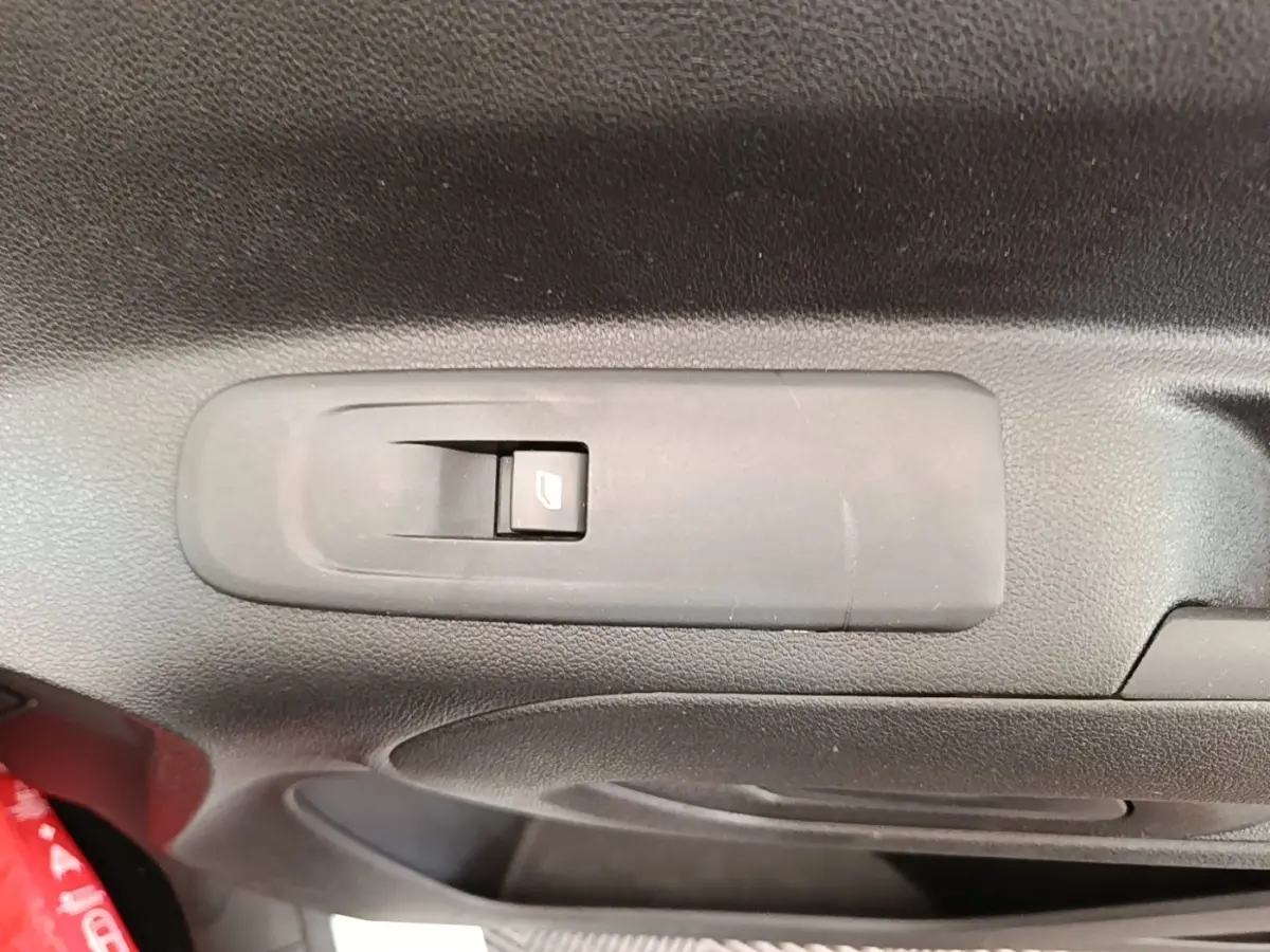 Bouton de commande de lève-vitre électrique sur la porte intérieure côté conducteur du Citroën Berlingo blanc.