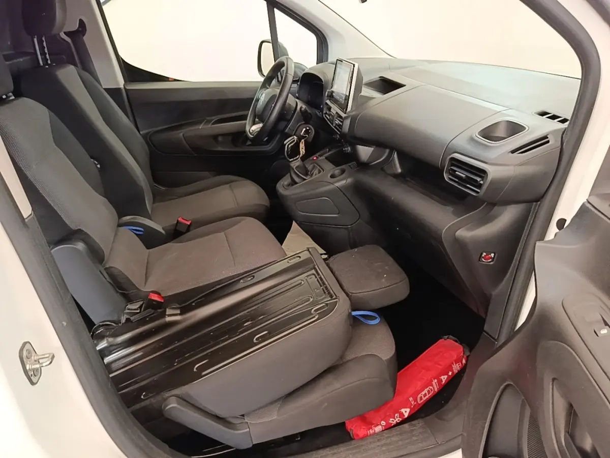 Vue intérieure côté conducteur du Citroën Berlingo blanc 2020, montrant les sièges et le tableau de bord avec écran tactile.