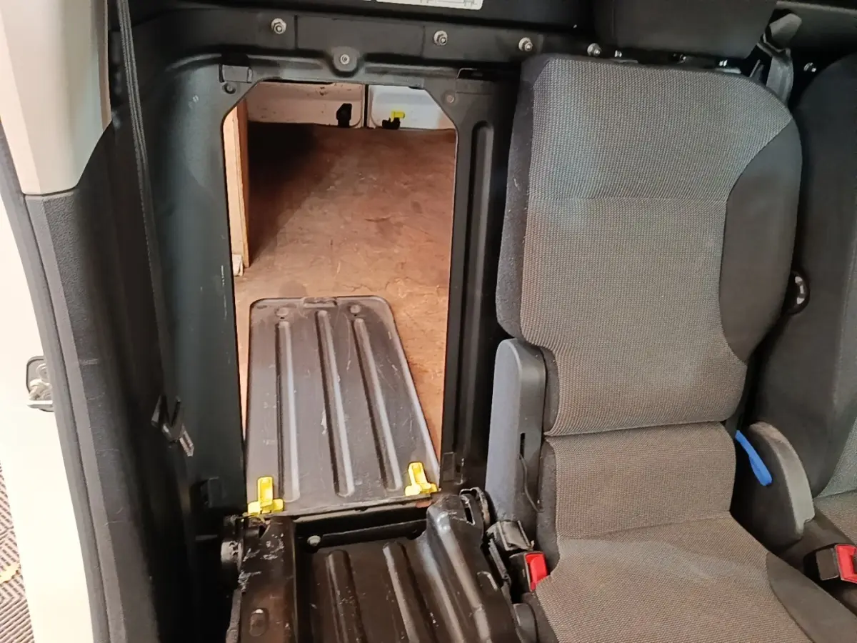 Vue intérieure côté droit du Citroën Berlingo blanc 2020, montrant la cloison pleine et siège passager rabattable.