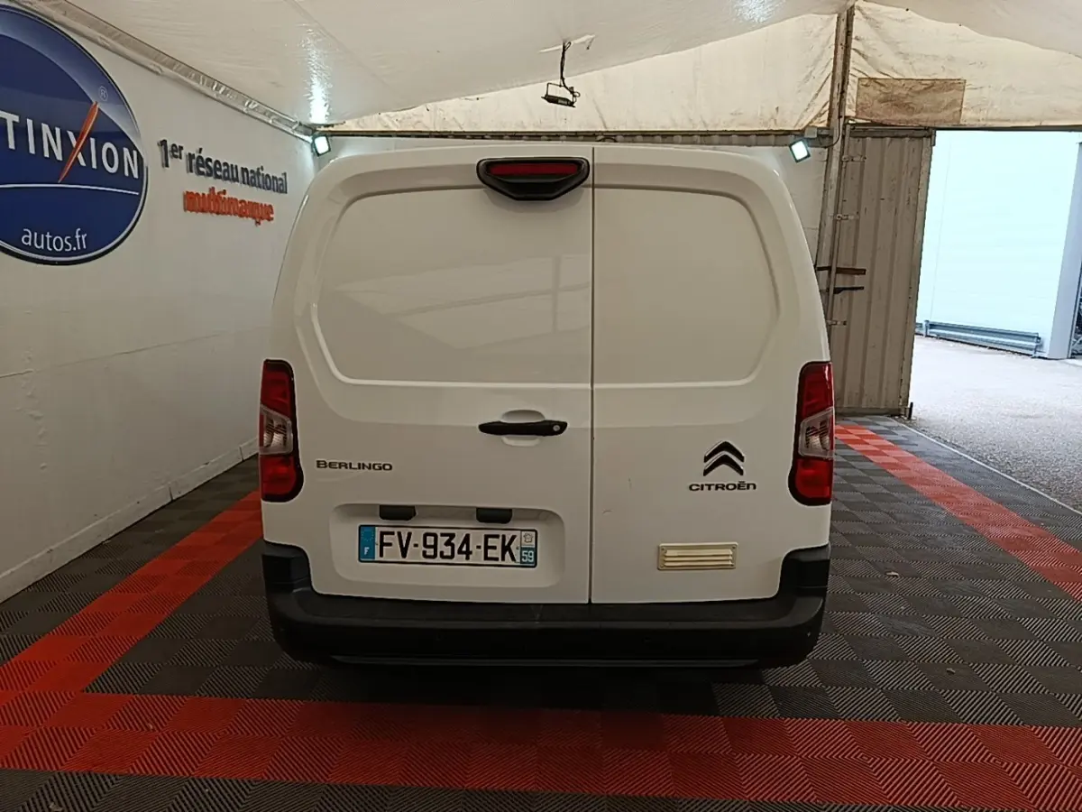 Vue arrière d’un Citroën Berlingo blanc 2020 avec portes battantes et plaques d’immatriculation françaises.