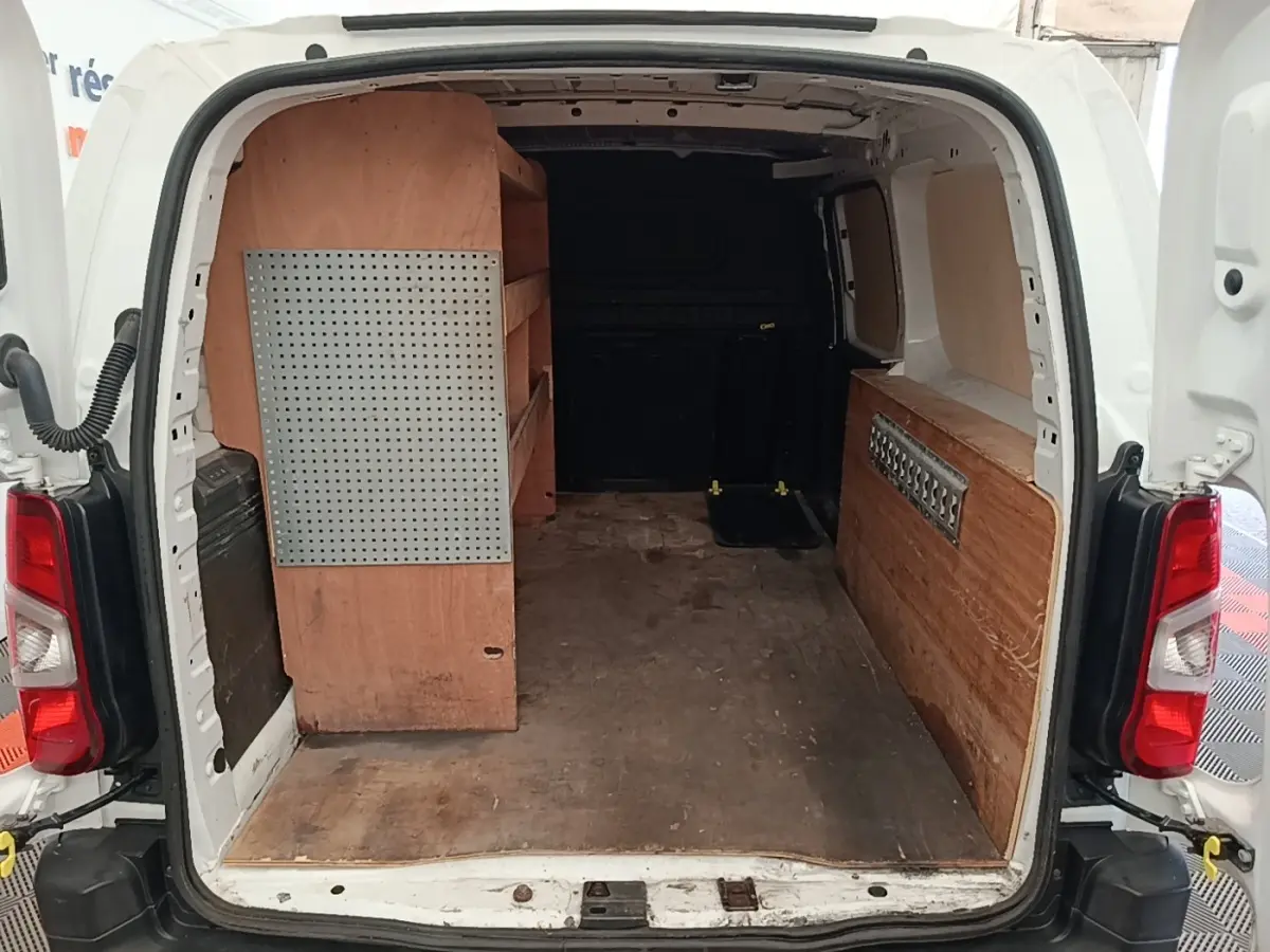 Vue arrière du Citroën Berlingo XL blanc 2020 montrant l’espace de chargement avec aménagements en bois sur les côtés.