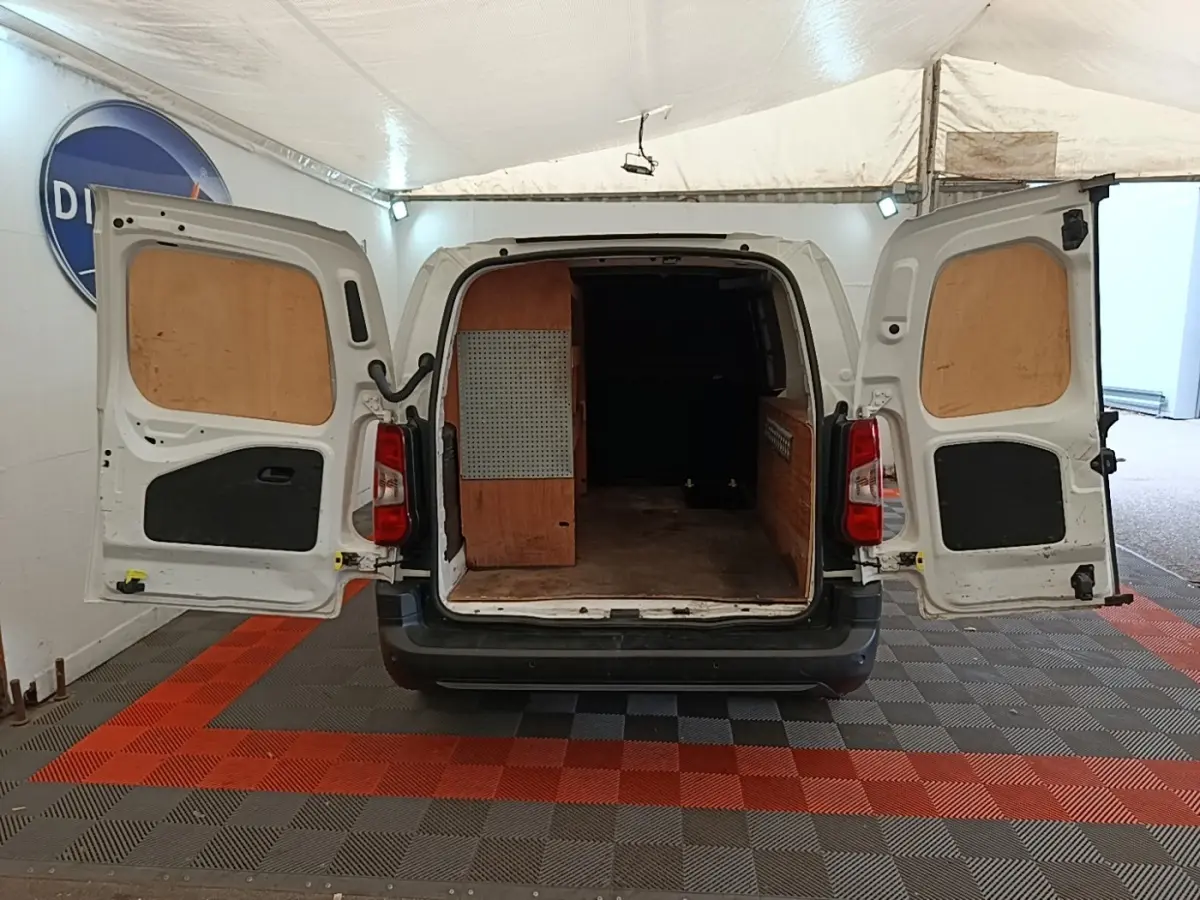 Vue arrière d'un Citroën Berlingo XL blanc 2020 avec portes arrière ouvertes et aménagement bois dans le coffre.