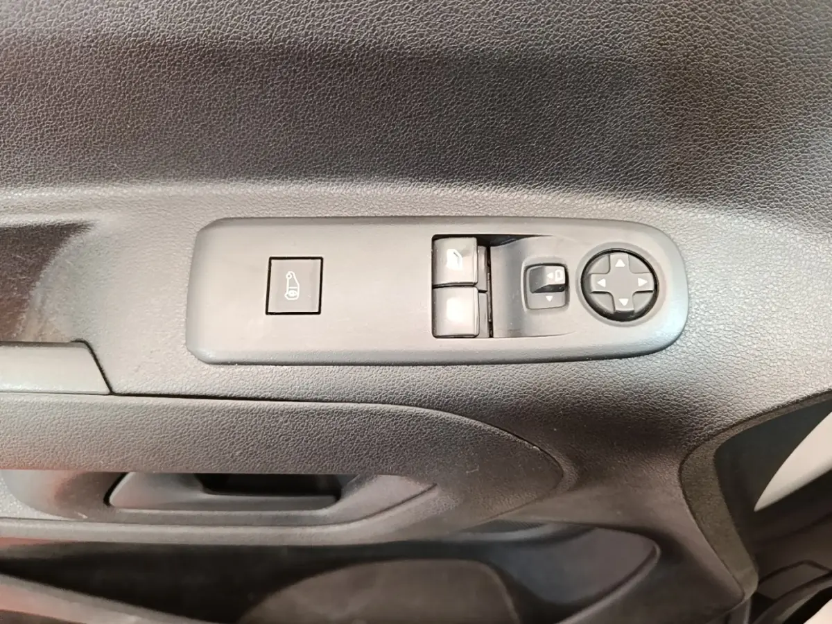 Gros plan sur les commandes de réglage des rétroviseurs électriques côté conducteur du Citroën Berlingo XL blanc 2020.