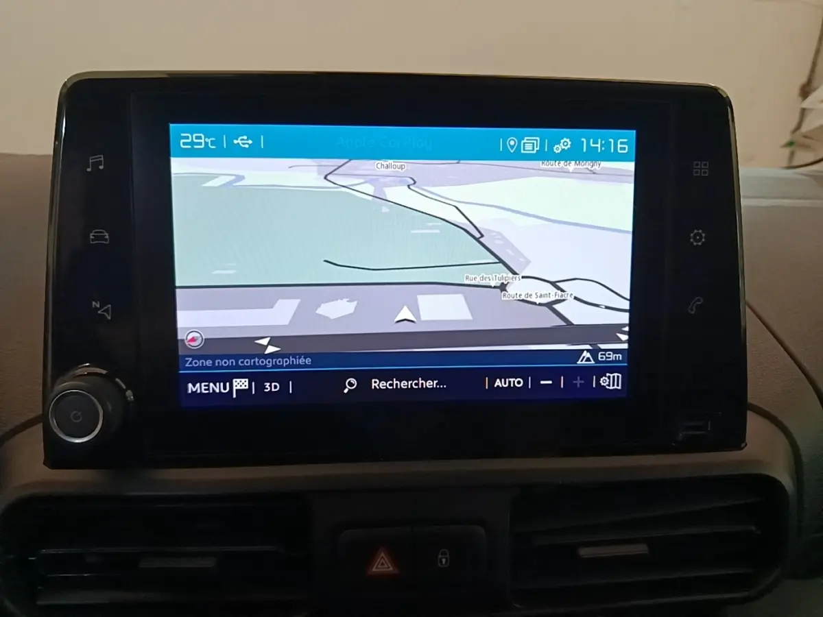 Écran tactile central du tableau de bord du Citroën Berlingo XL 2020 affichant la navigation GPS.
