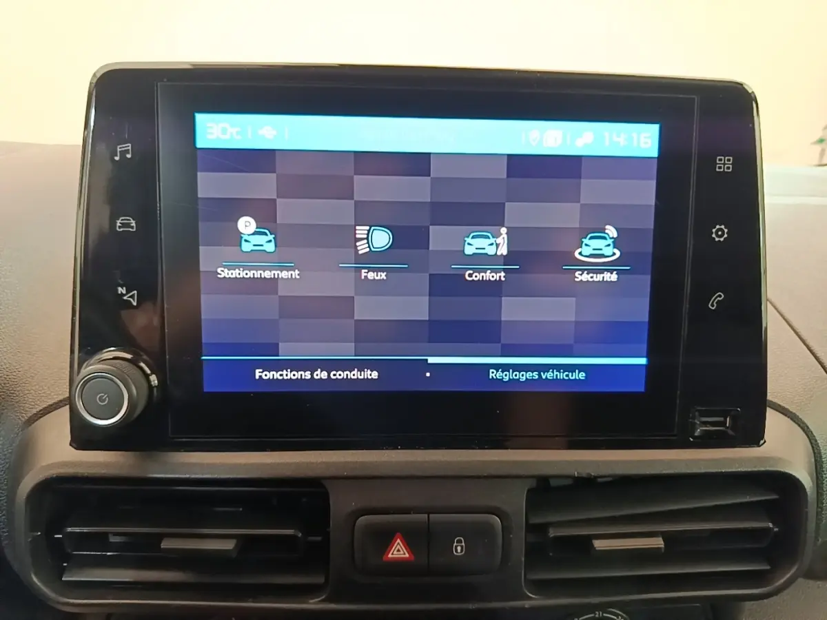 Écran tactile central du tableau de bord du Citroën Berlingo XL blanc, affichant les réglages véhicule.