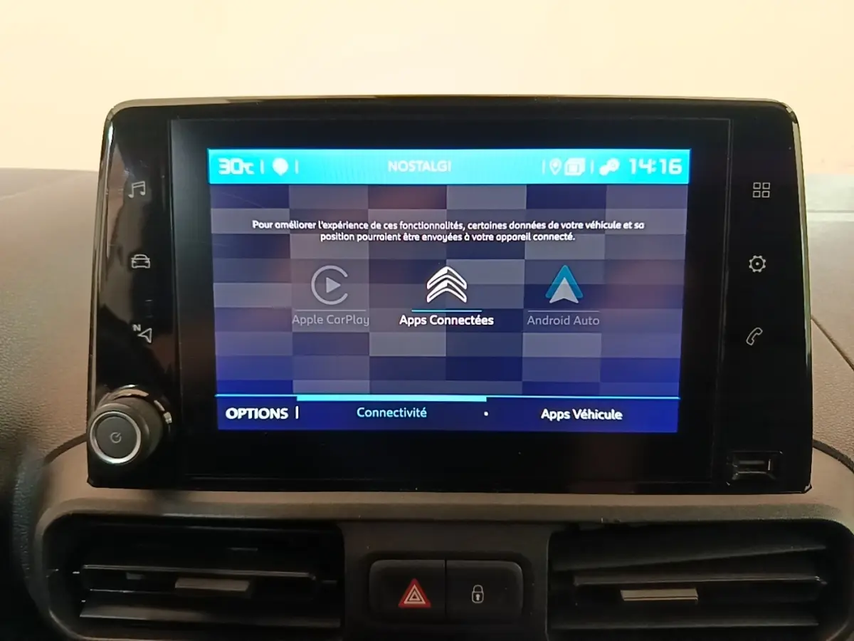 Écran tactile central du tableau de bord du Citroën Berlingo XL blanc, affichant les options de connectivité.