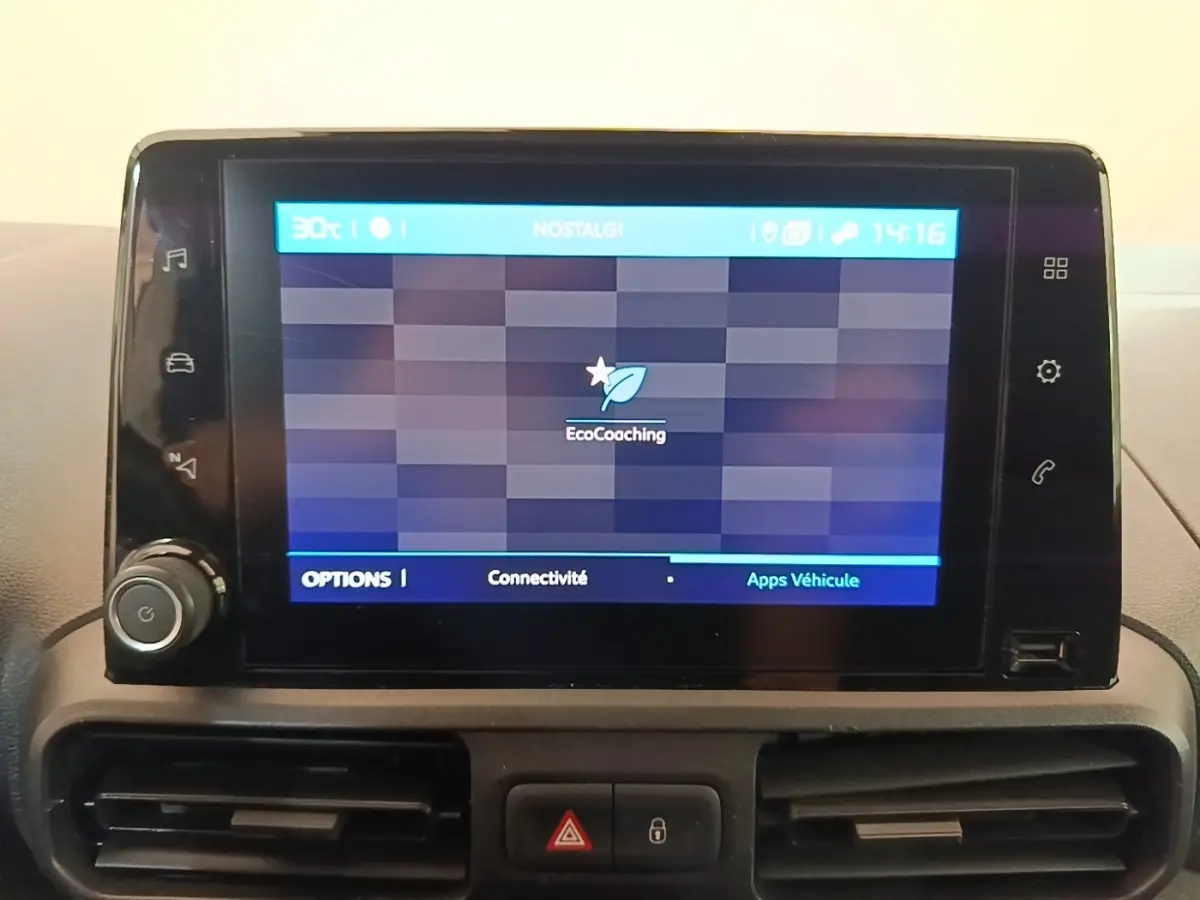 Vue de face du Citroën Berlingo XL blanc 2020, mettant en valeur la calandre et les phares antibrouillard avant.