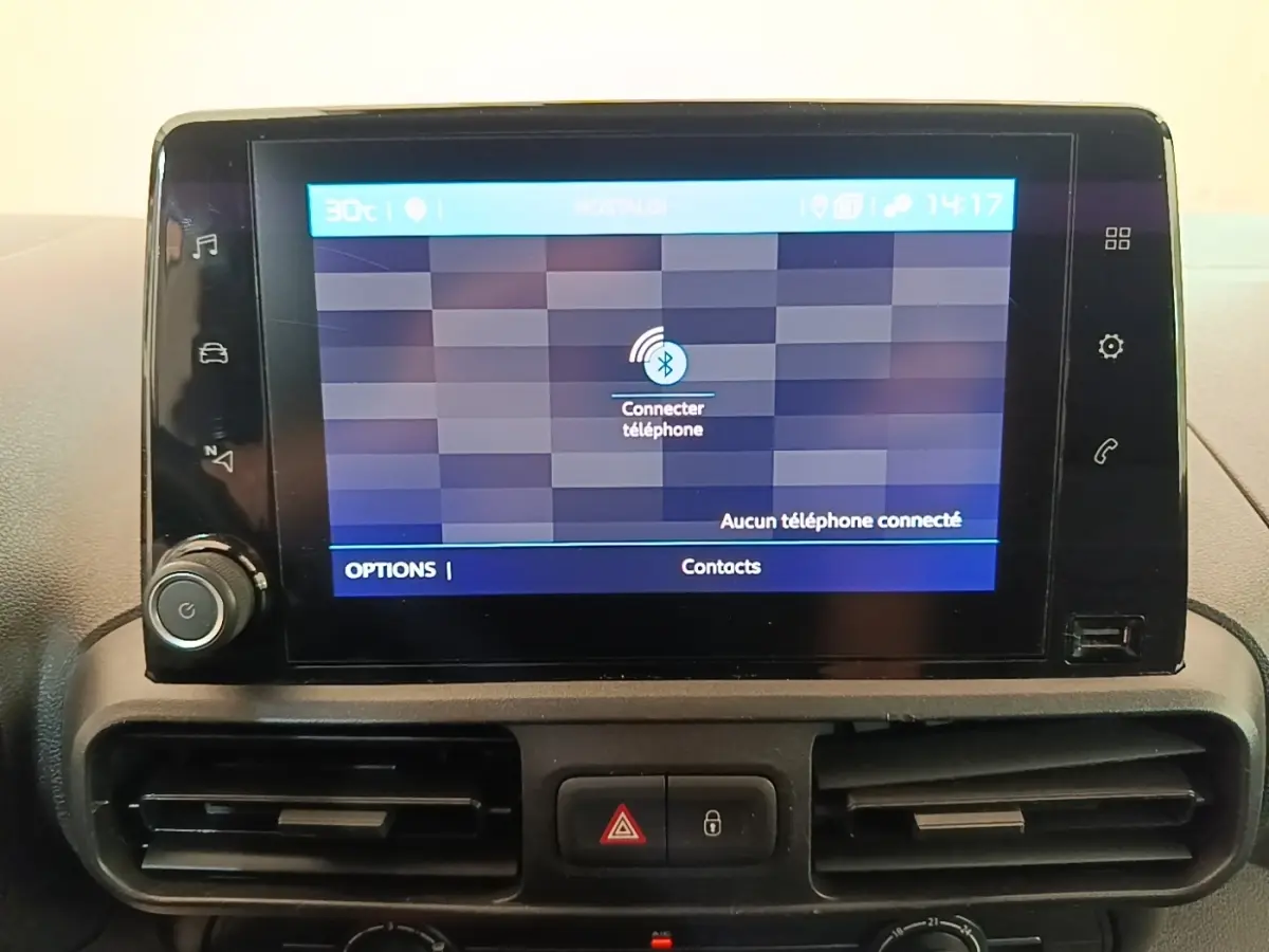 Écran tactile central du tableau de bord du Citroën Berlingo XL blanc, affichant la connexion Bluetooth.
