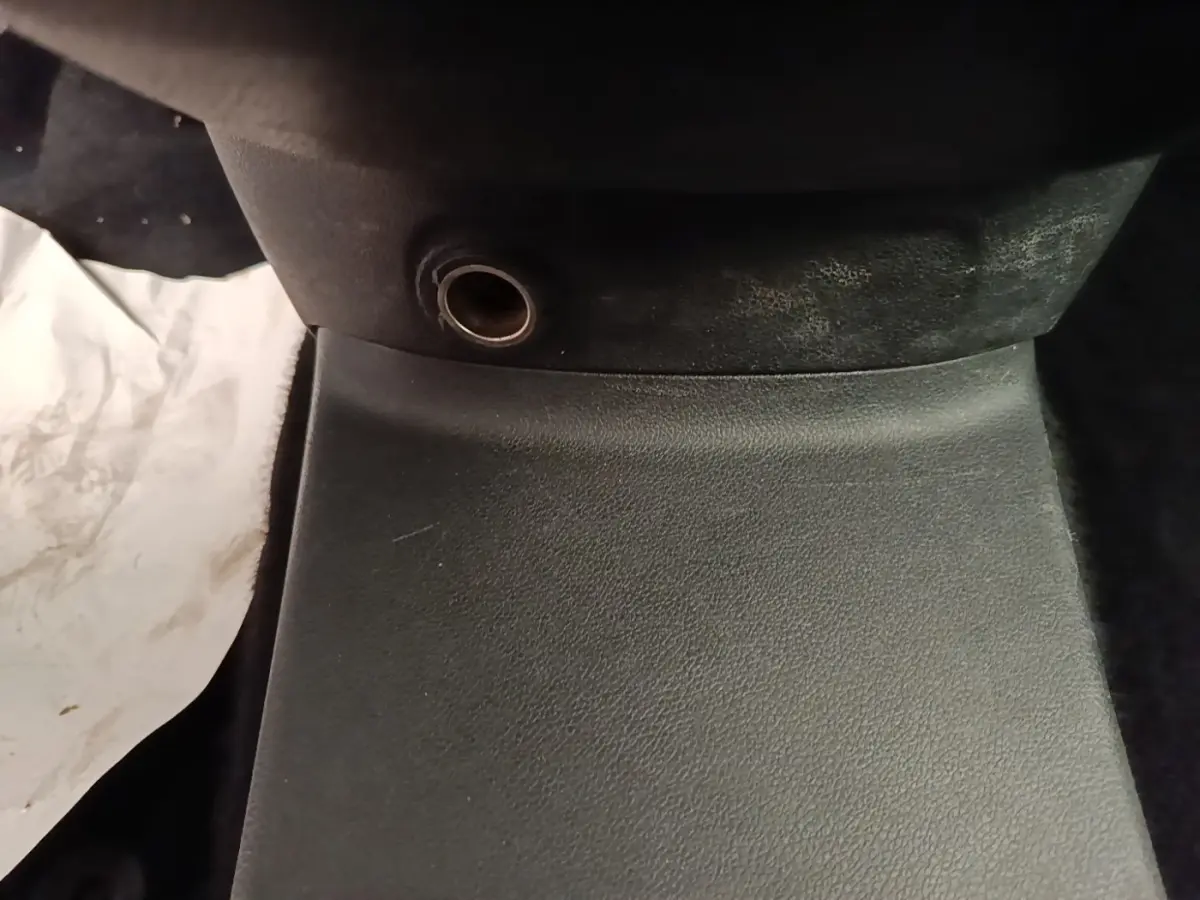 Gros plan sur la prise 12V noire située à la base de la console centrale intérieure du Citroën Berlingo blanc.