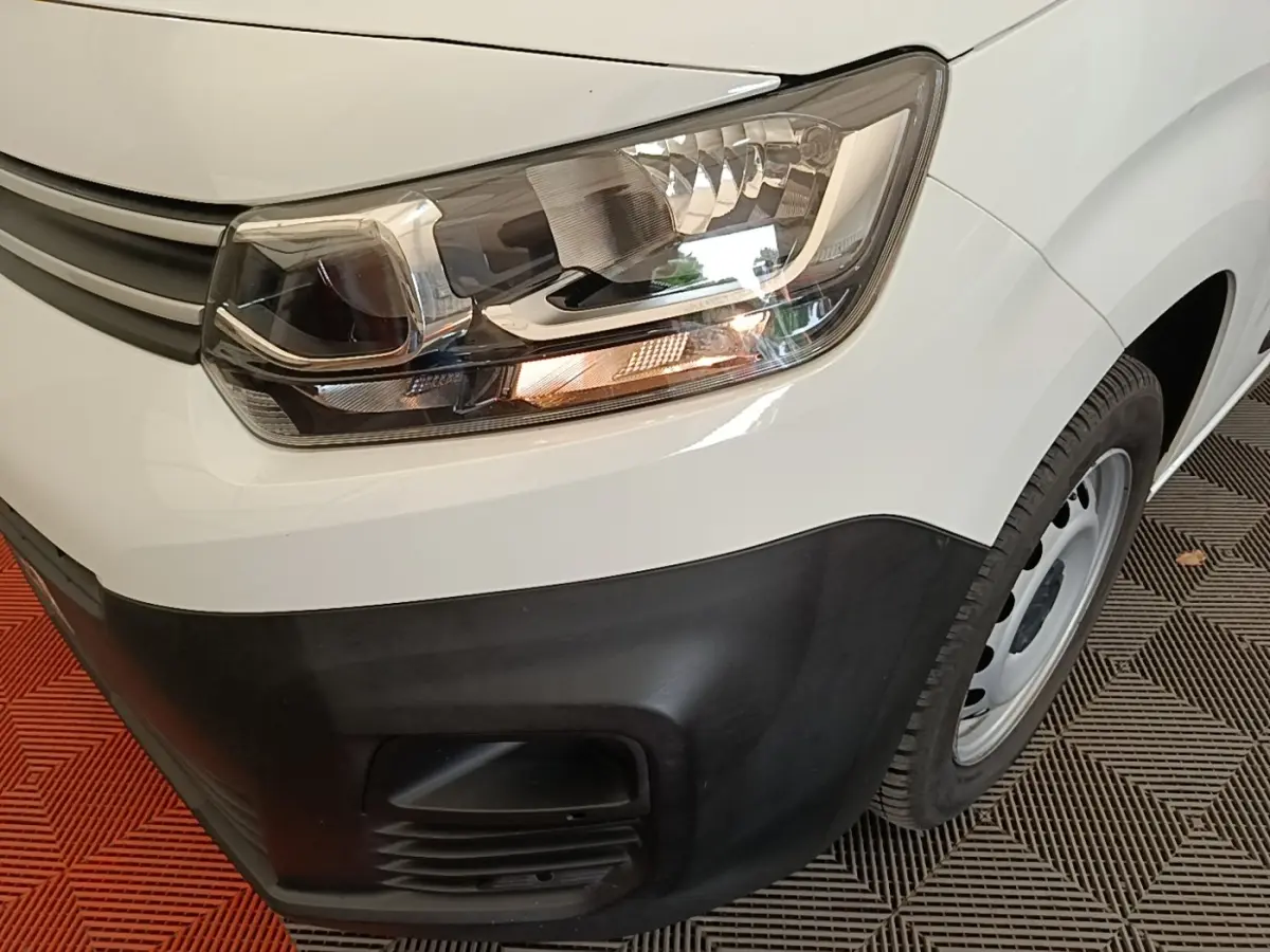 Gros plan sur l'avant droit blanc du Citroën Berlingo XL 2020 avec phare et pare-chocs noir mat visible.