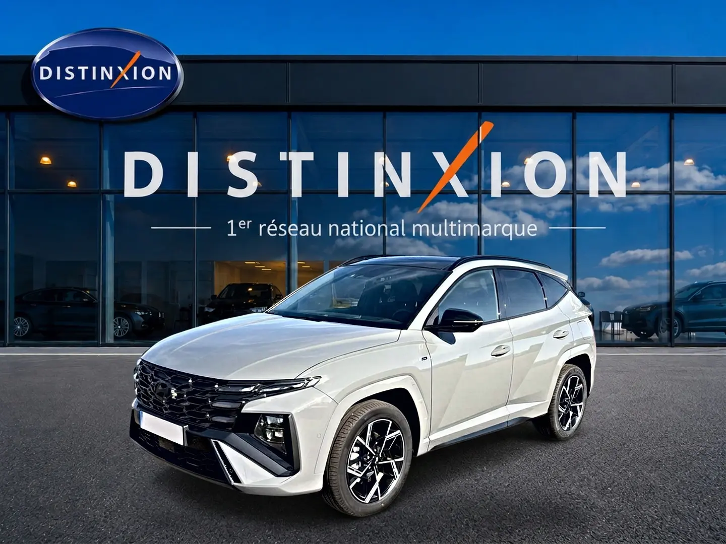 Hyundai Tucson gris shadow en 3/4 avant droit, avec calandre noire et jantes alliage distinctives.