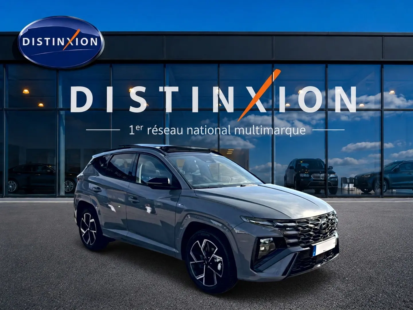 Hyundai Tucson 2026 gris shadow en 3/4 avant droit, avec calandre noire et jantes alliage distinctives.