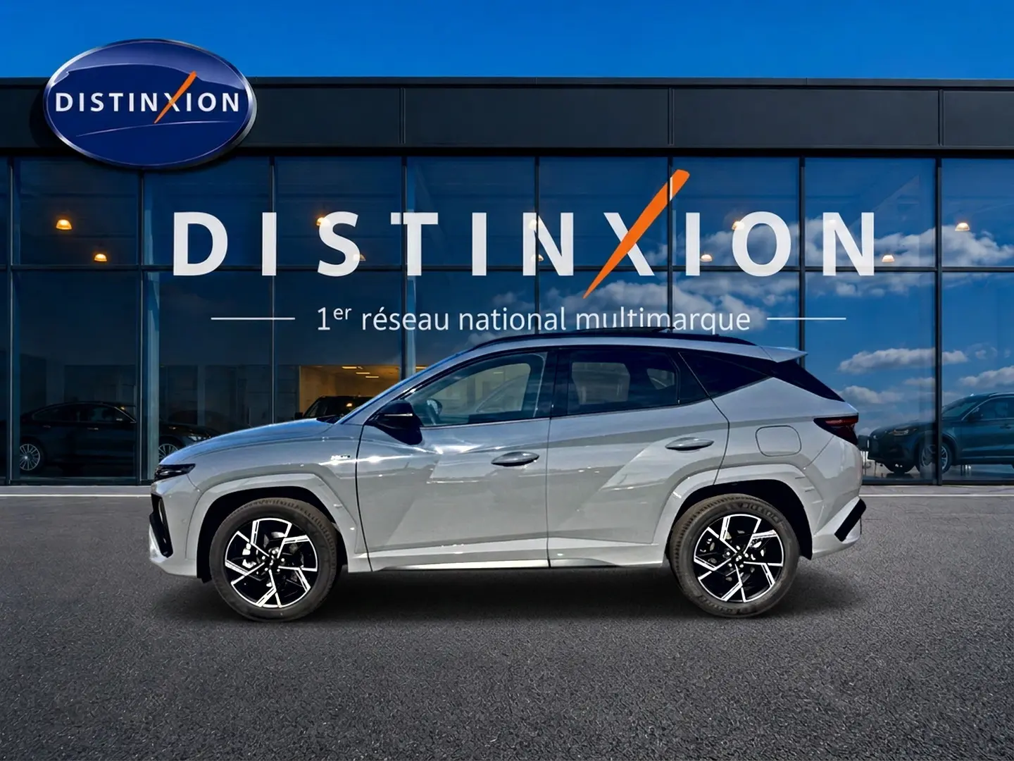 Hyundai Tucson 2026 gris shadow en profil droit, avec toit noir et jantes alliage distinctives.