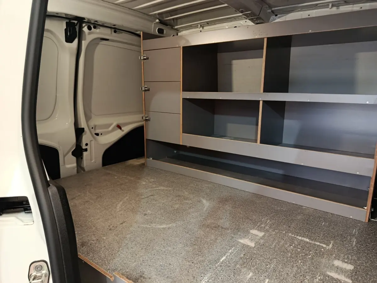 Vue intérieure arrière du Citroën Berlingo blanc 2020 avec aménagements de rangement en bois gris.