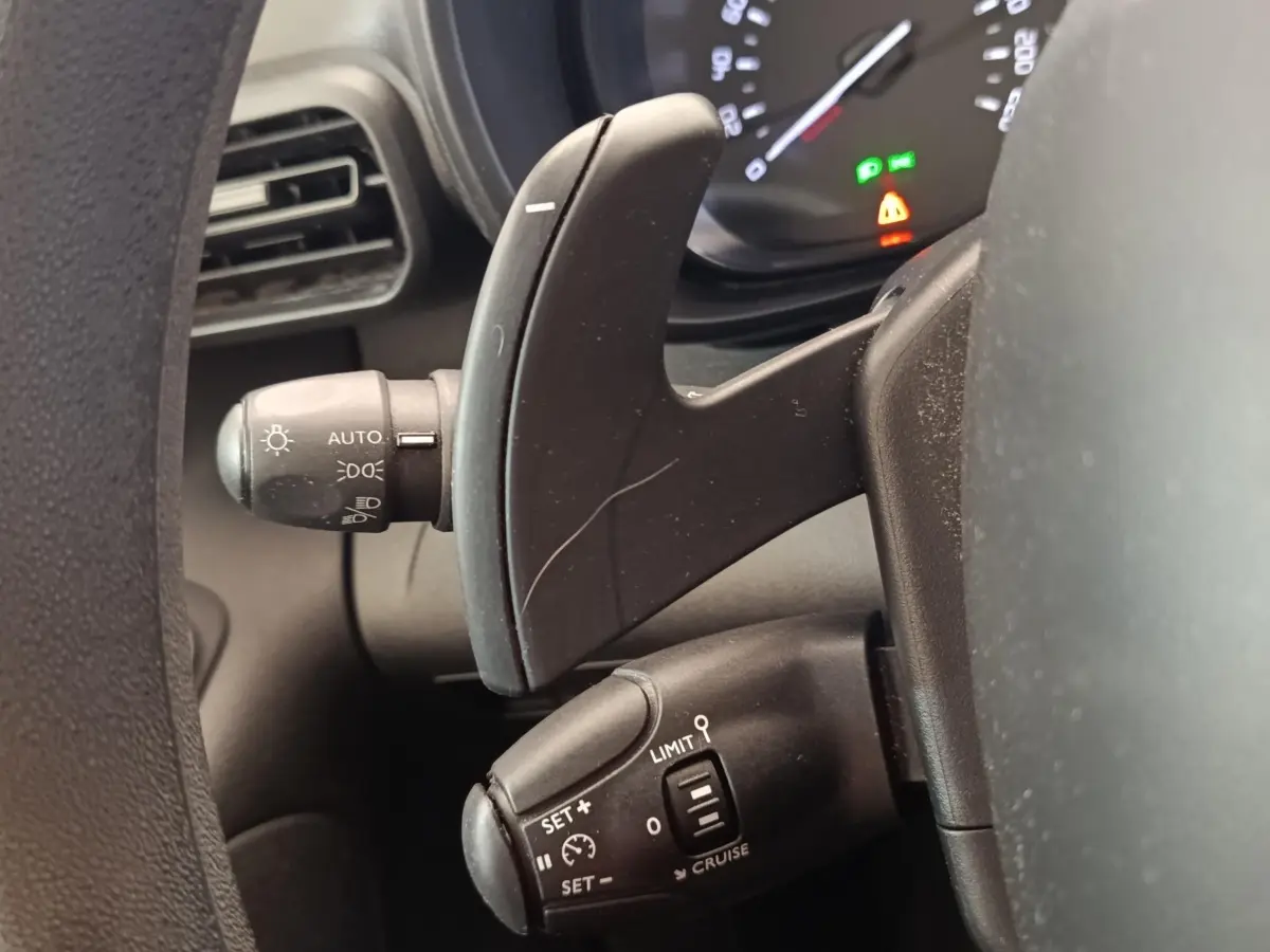 Gros plan sur les commandes au volant du Citroën Berlingo 2020, montrant palettes et régulateur de vitesse.