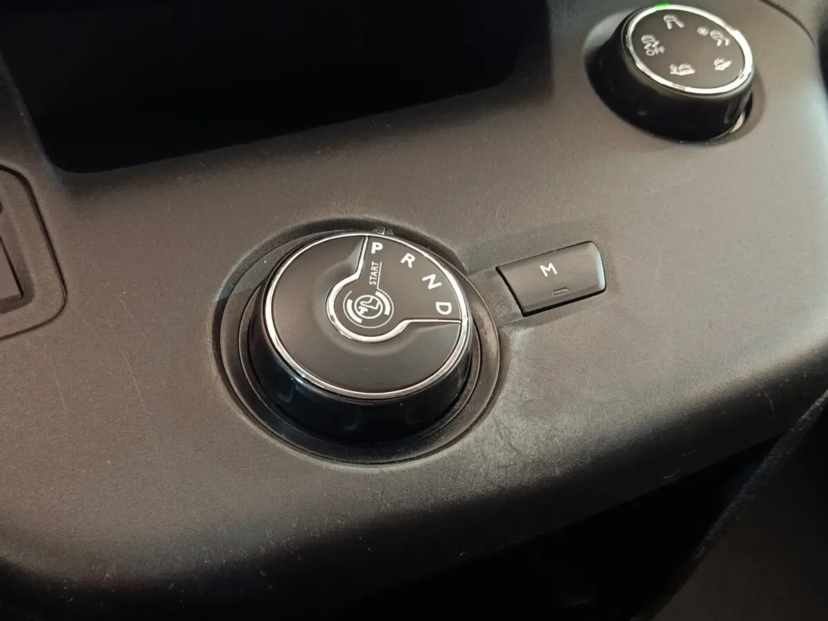 Gros plan sur la molette de sélection de la boîte automatique du Citroën Berlingo blanc, version PureTech 130.
